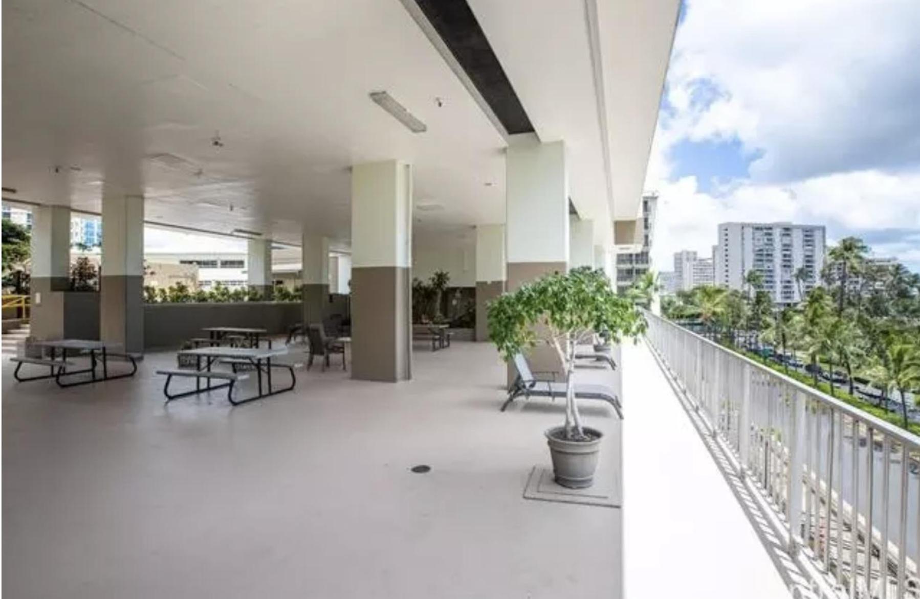 Gem Of Waikiki At Inn On The Park Honolulu Esterno foto
